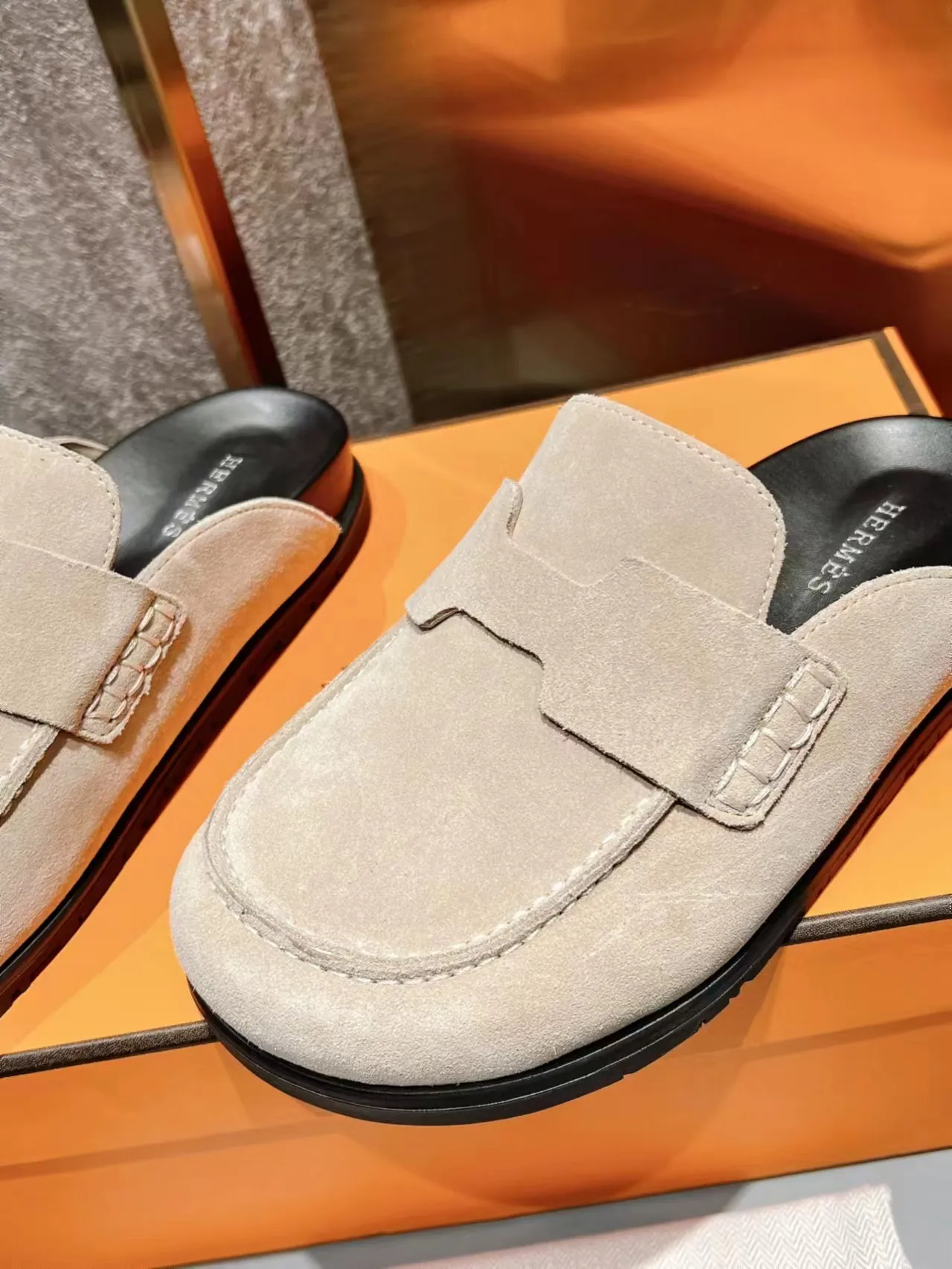 [H Family Hermès] P: 520💰 Size: Male 39-44 (45 customized) Female 35-40 (41 customized) HERMES Hermès' latest couple's cute Birkenstock slippers. Summer really needs versatile slippers. They look good no matter how you match them. They have a casual and high-end feel. The comfort is also great. They are paired with a variety of colorful socks. They are trendy. Hermès 2023 new half slippers are high quality. ●Upper: imported cow suede ●Inner lining: imported sheepskin ●Foot pads: imported mixed sheepskin ●Outsole: Tpu non-slip and wear-resistant outsole